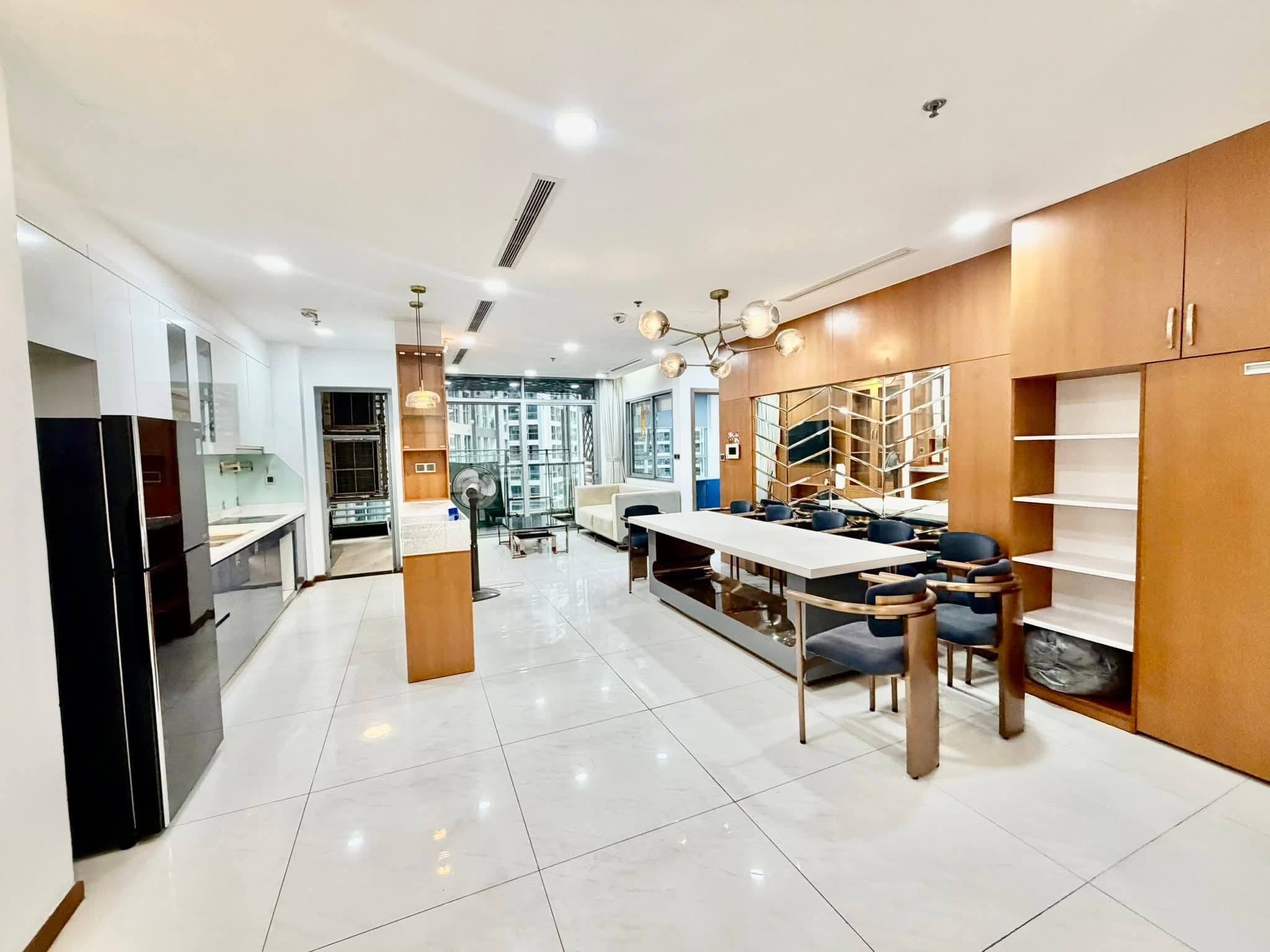 Cho thuê căn hộ Bình Thạnh, căn hộ Vinhomes Central Park, 2PN, 118m2, giá thuê 34 triệu/tháng.