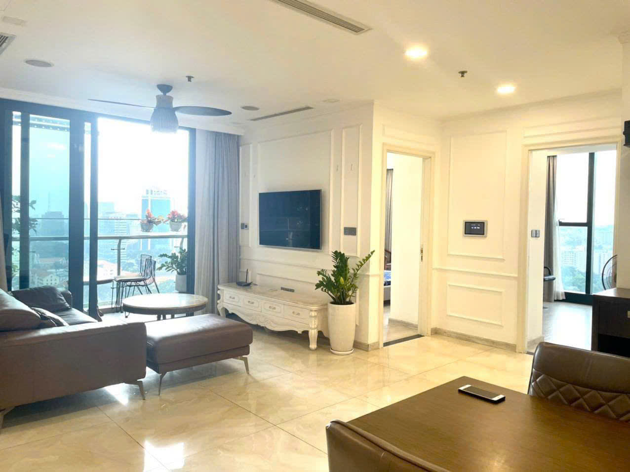 Cho thuê căn hộ Quận 1, căn hộ Vinhomes Golden River, 3PN, 109m2, giá thuê 42 triệu/tháng.