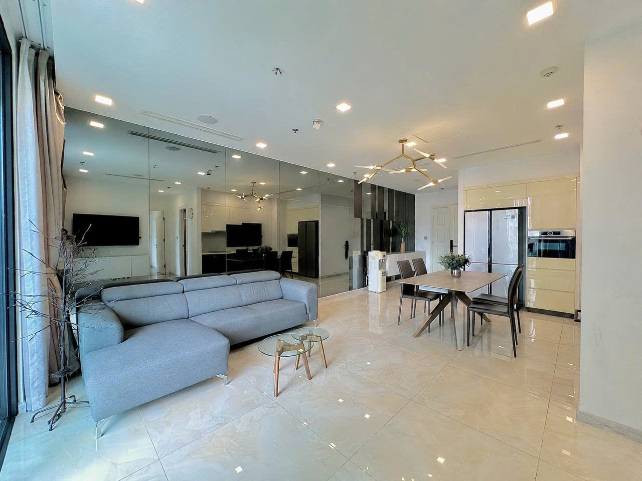 Cho thuê căn hộ Quận 1, căn hộ Vinhomes Golden River, 2PN, 79m2, giá thuê 35 triệu/tháng.