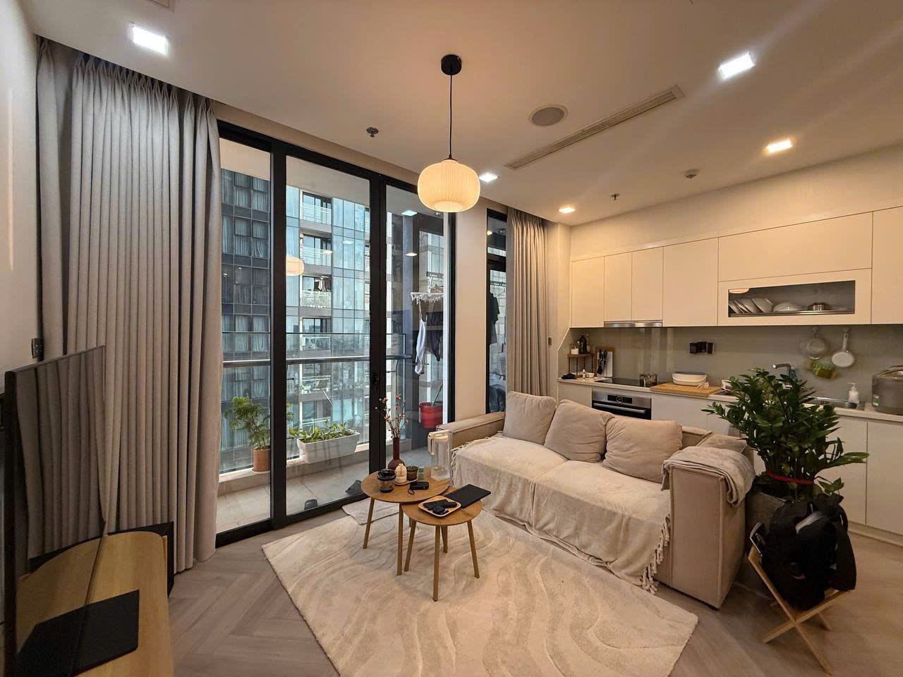 Cho thuê căn hộ Quận 1, căn hộ Vinhomes Golden River, 2PN, 70m2, giá thuê 35 triệu/tháng.