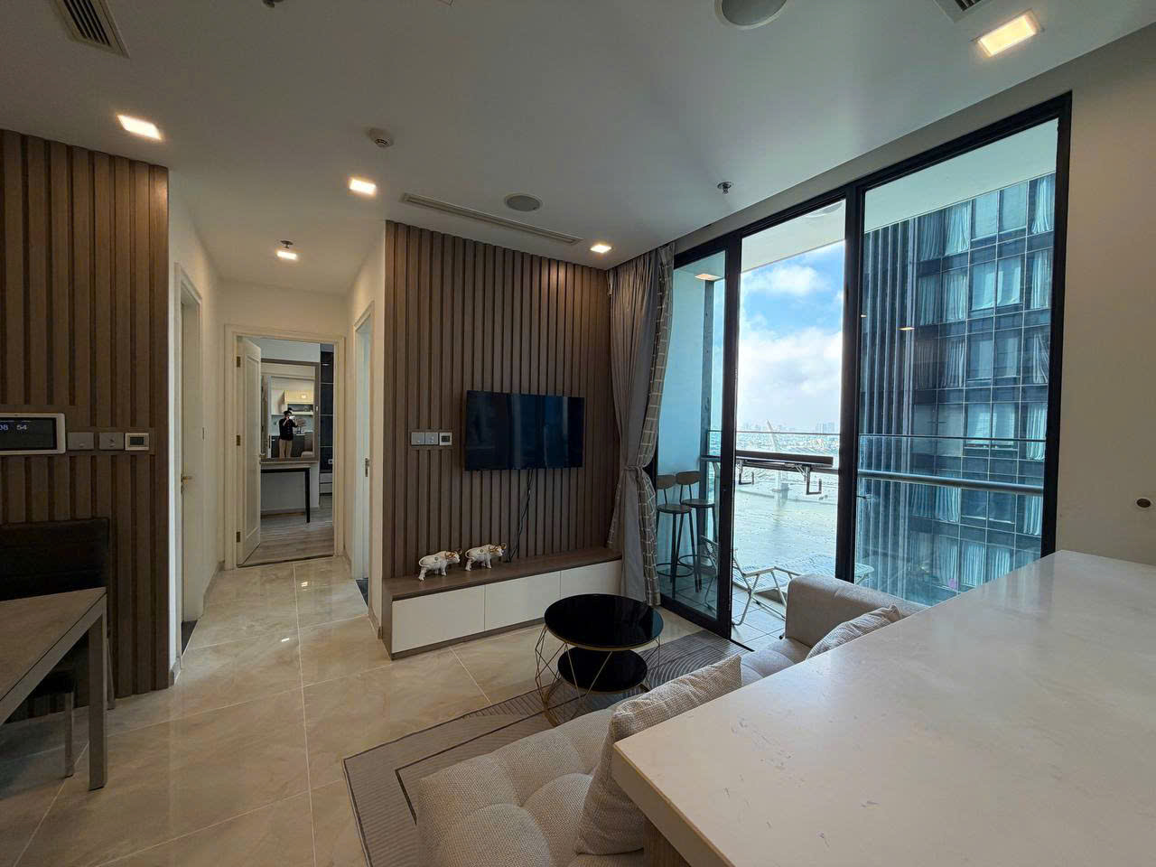 Cho thuê căn hộ Quận 1, căn hộ Vinhomes Golden River, 2PN, 69m2, giá thuê 30 triệu/tháng.