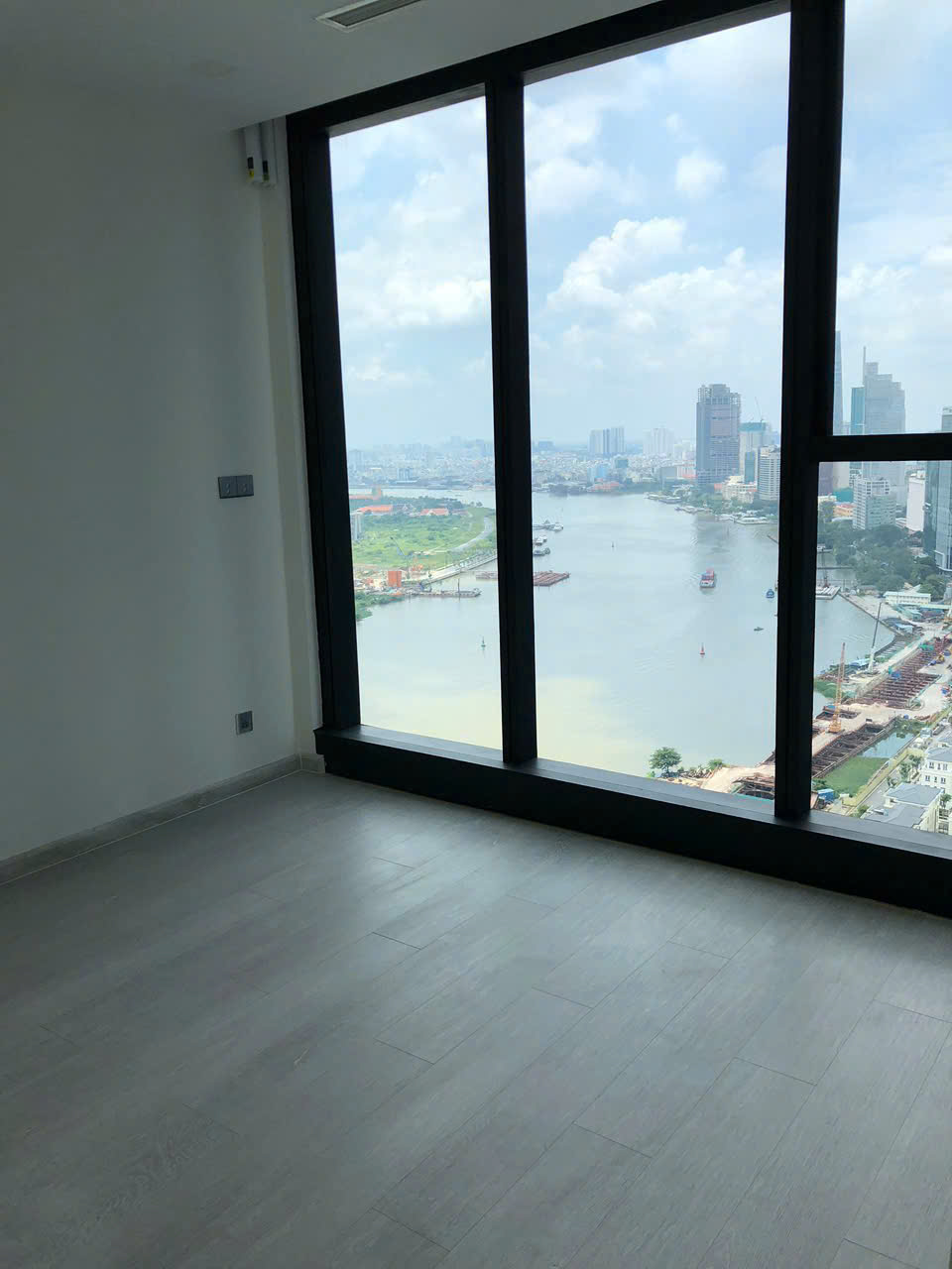 Cho thuê căn hộ Quận 1, căn hộ Vinhomes Golden River, 2PN, 68.9m2, giá thuê 28 triệu/tháng.