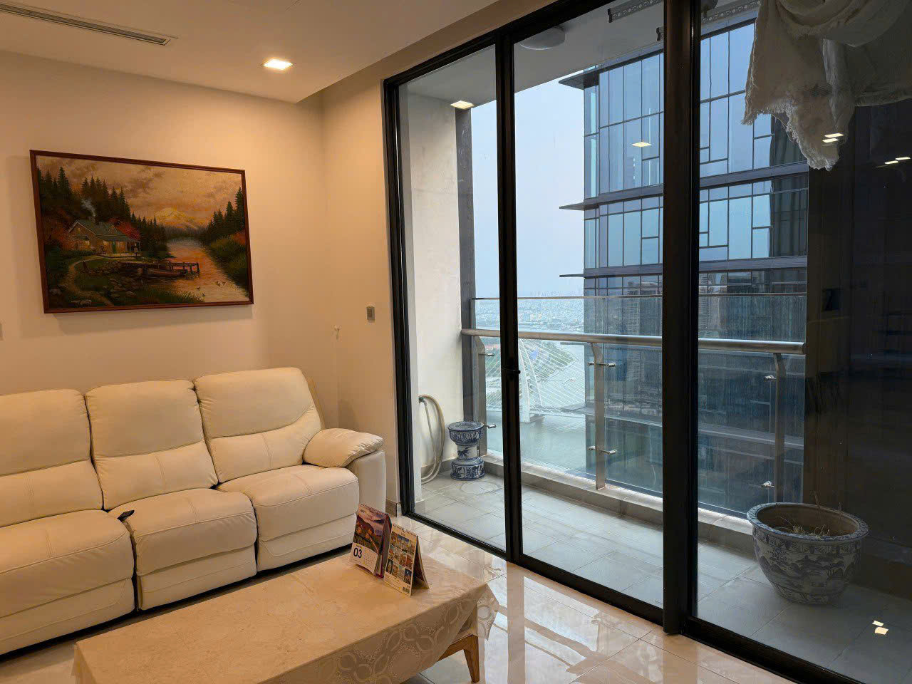 Cho thuê căn hộ Quận 1, căn hộ Vinhomes Golden River, 2PN, 77m2, giá thuê 33 triệu/tháng.