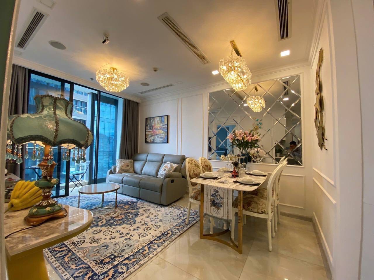 Cho thuê căn hộ Quận 1, căn hộ Vinhomes Golden River, 2PN, 68m2, giá thuê 30 triệu/tháng.