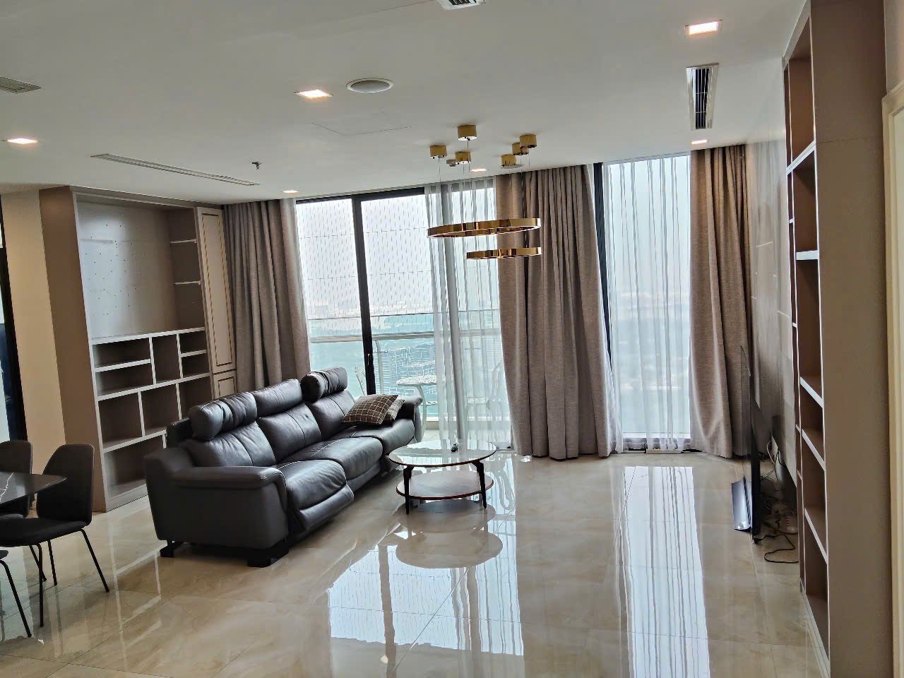 Cho thuê căn hộ Quận 1, căn hộ Vinhomes Golden River, 3PN, 121m2, giá thuê $2200/tháng.