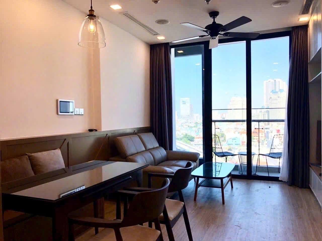 Cho thuê căn hộ Quận 1, căn hộ Vinhomes Golden River, 2PN, 69m2, giá thuê 28 triệu/tháng.