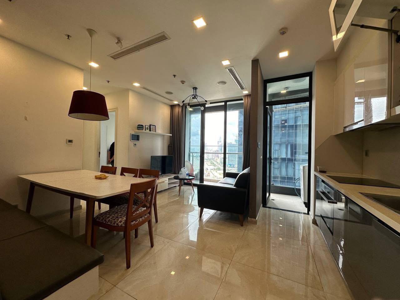 Cho thuê căn hộ Quận 1, căn hộ Vinhomes Golden River, 2PN, 74m2, giá thuê 32 triệu /tháng.