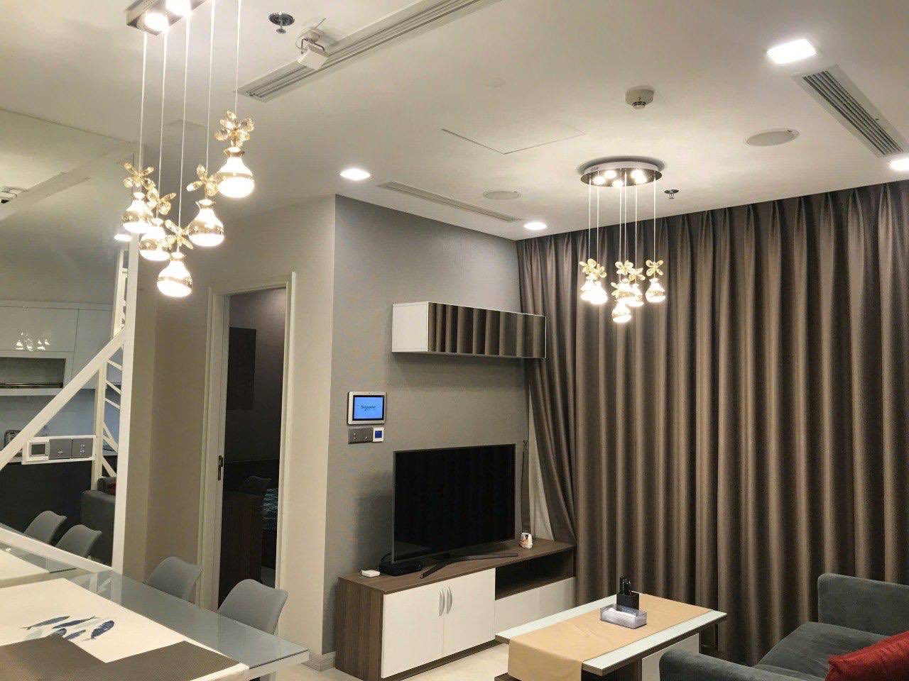 Cho thuê căn hộ Quận 1, căn hộ Vinhomes Golden River, 2PN, 69.8m2, giá thuê $1300/tháng.