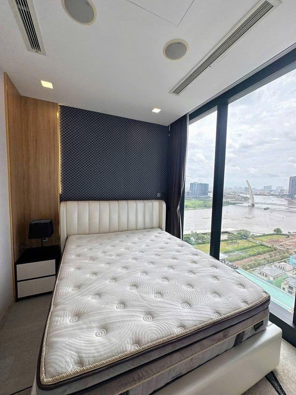 Cho thuê căn hộ Quận 1, căn hộ Vinhomes Golden River, 2PN, 69m2, giá thuê 29 triệu/tháng.