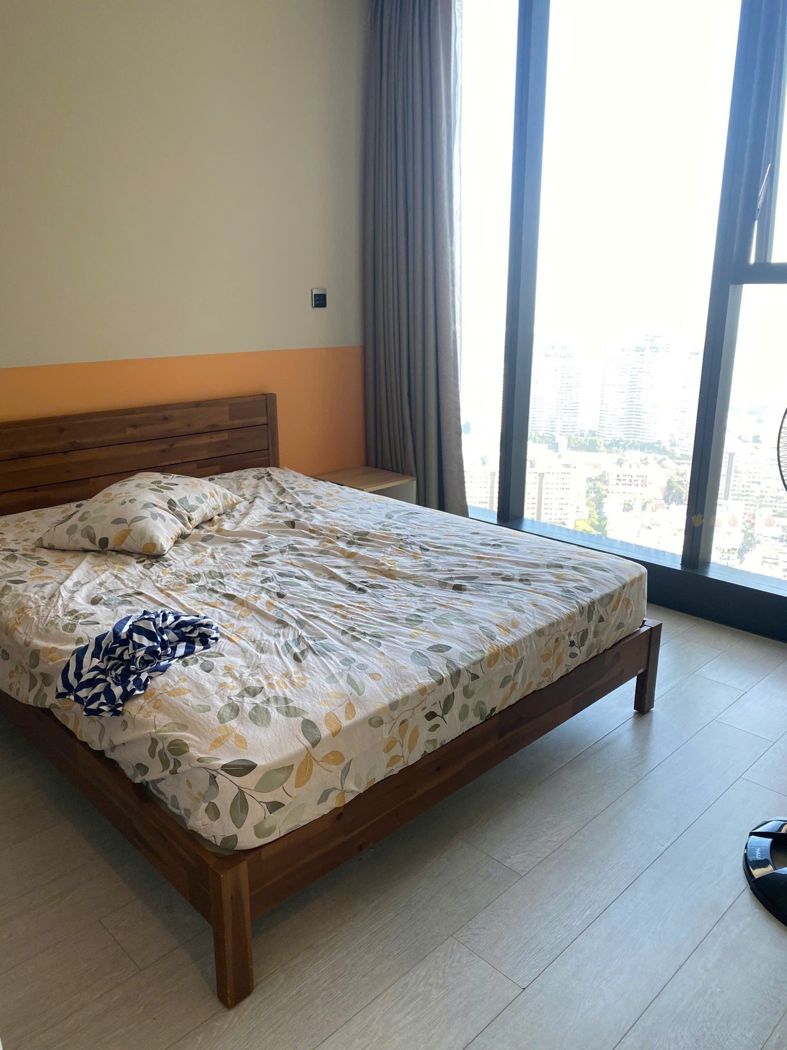 Cho thuê căn hộ Quận 1, căn hộ Vinhomes Golden River, 1PN, 50m2, giá thuê 21 triệu/tháng.