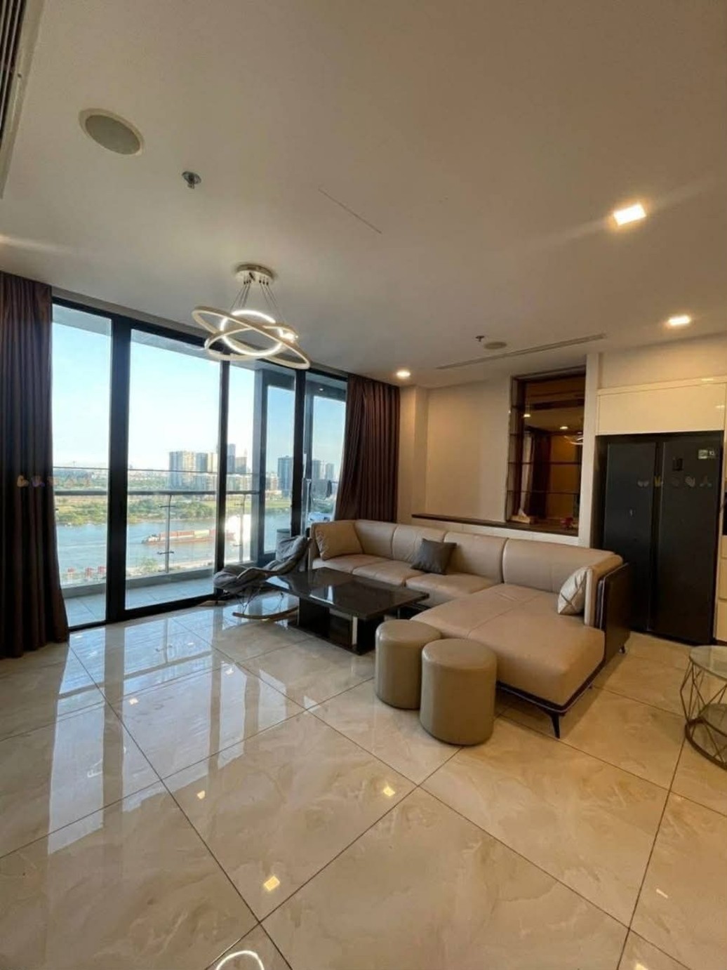 Cho thuê căn hộ Quận 1, căn hộ Vinhomes Golden River, 3PN, 118m2, giá thuê 45 triệu/tháng.