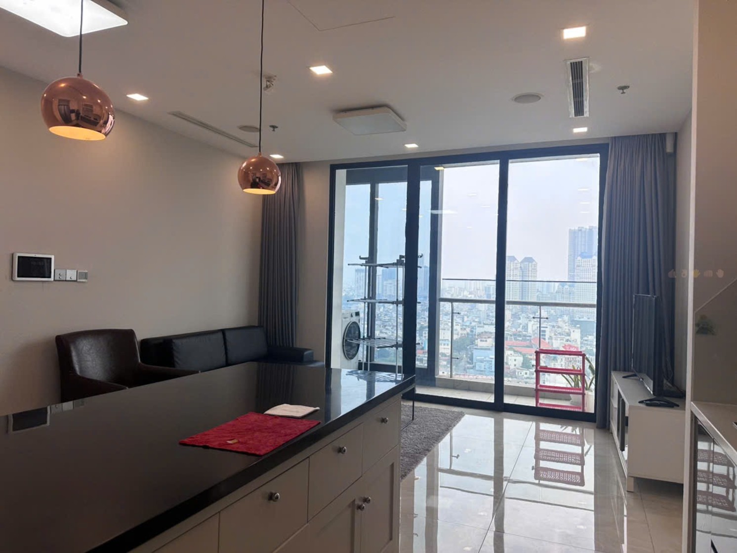 Cho thuê căn hộ Quận 1, căn hộ Vinhomes Golden River, 2PN, 80m2, giá thuê 40 triệu/tháng.