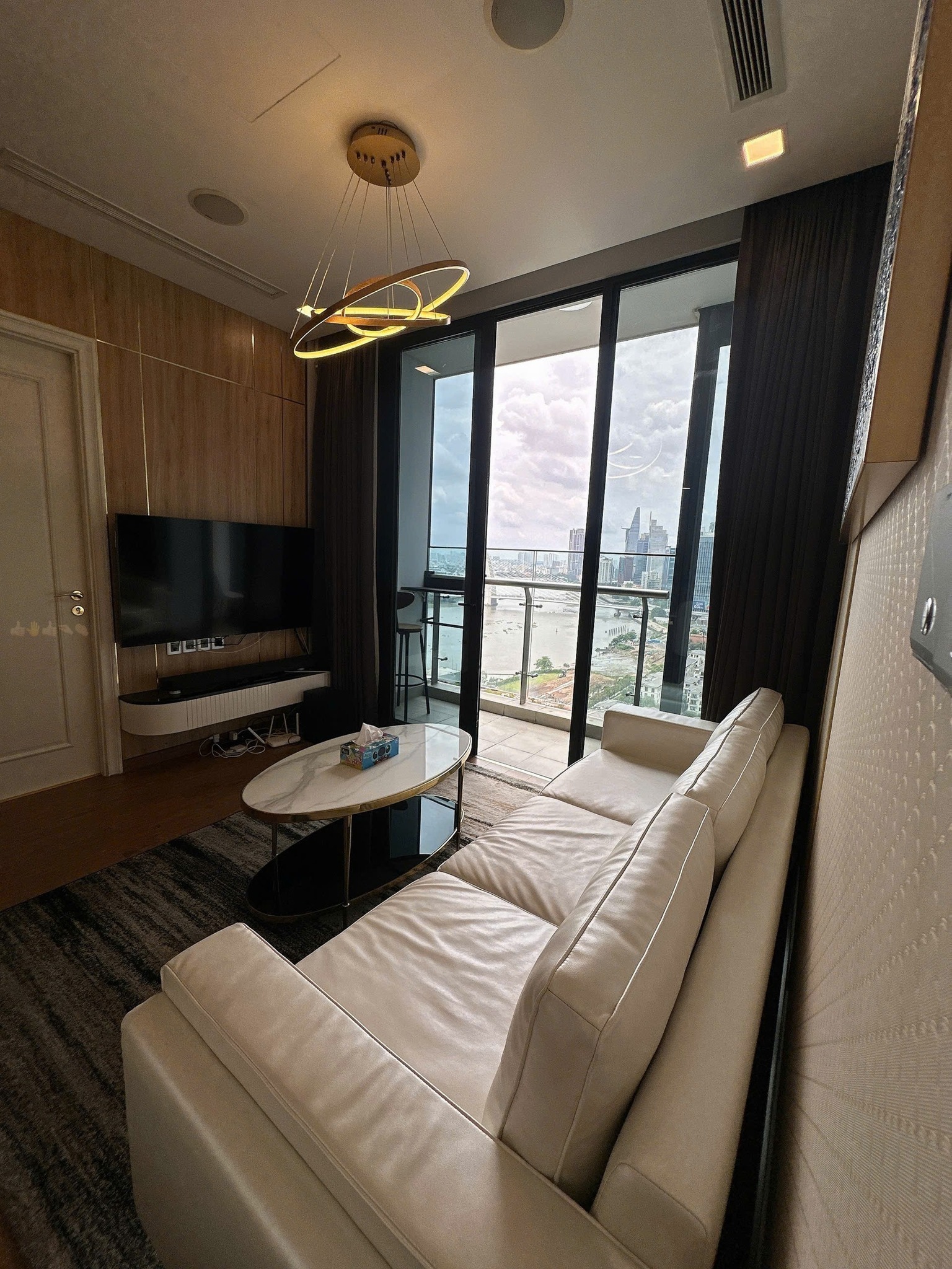 Cho thuê căn hộ Quận 1, căn hộ Vinhomes Golden River, 2PN, 69m2, giá thuê 30 triệu/tháng.