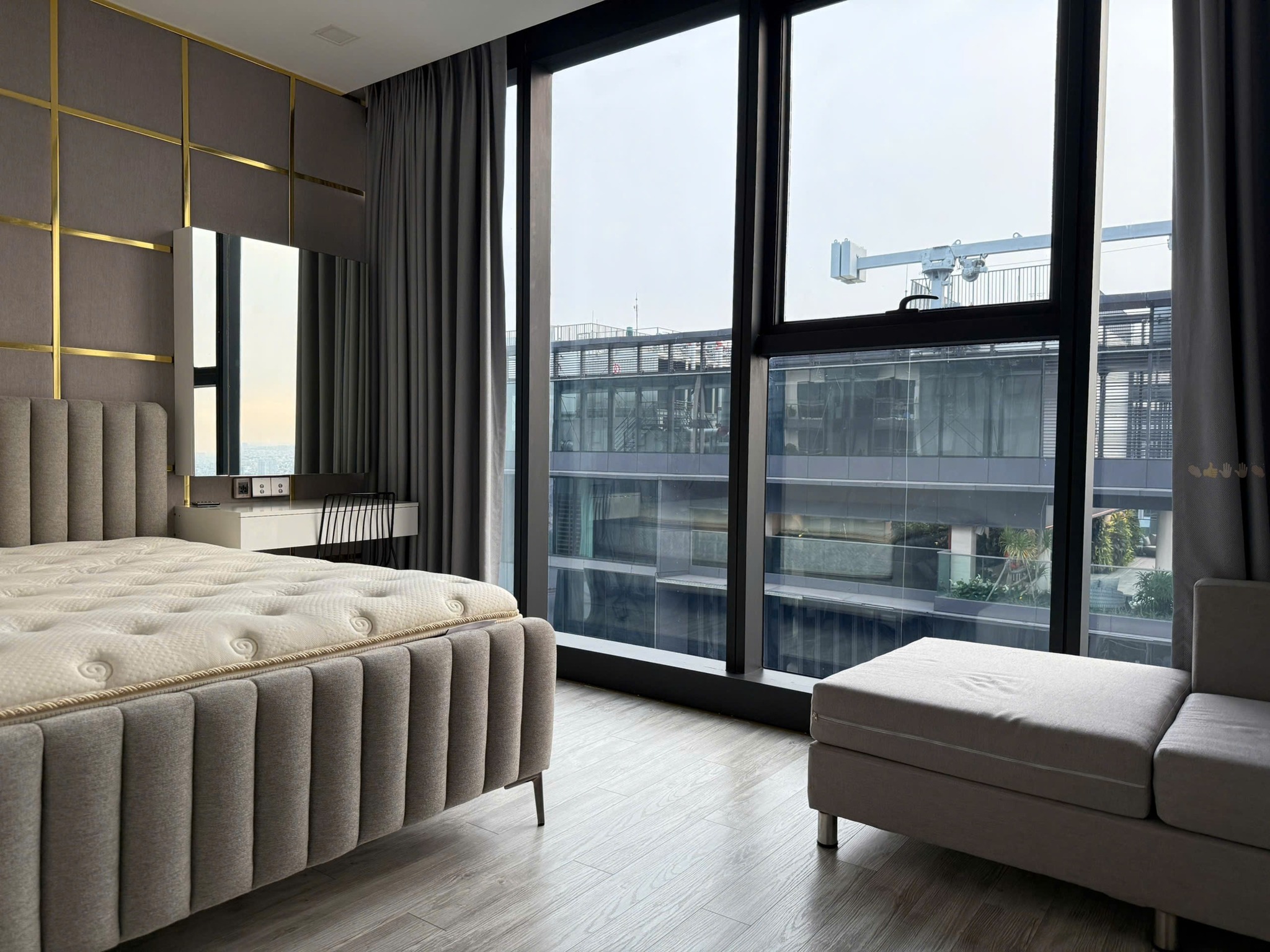 Cho thuê căn hộ Quận 1, căn hộ Vinhomes Golden River, 3PN, 110m2, giá thuê 45 triệu/tháng.