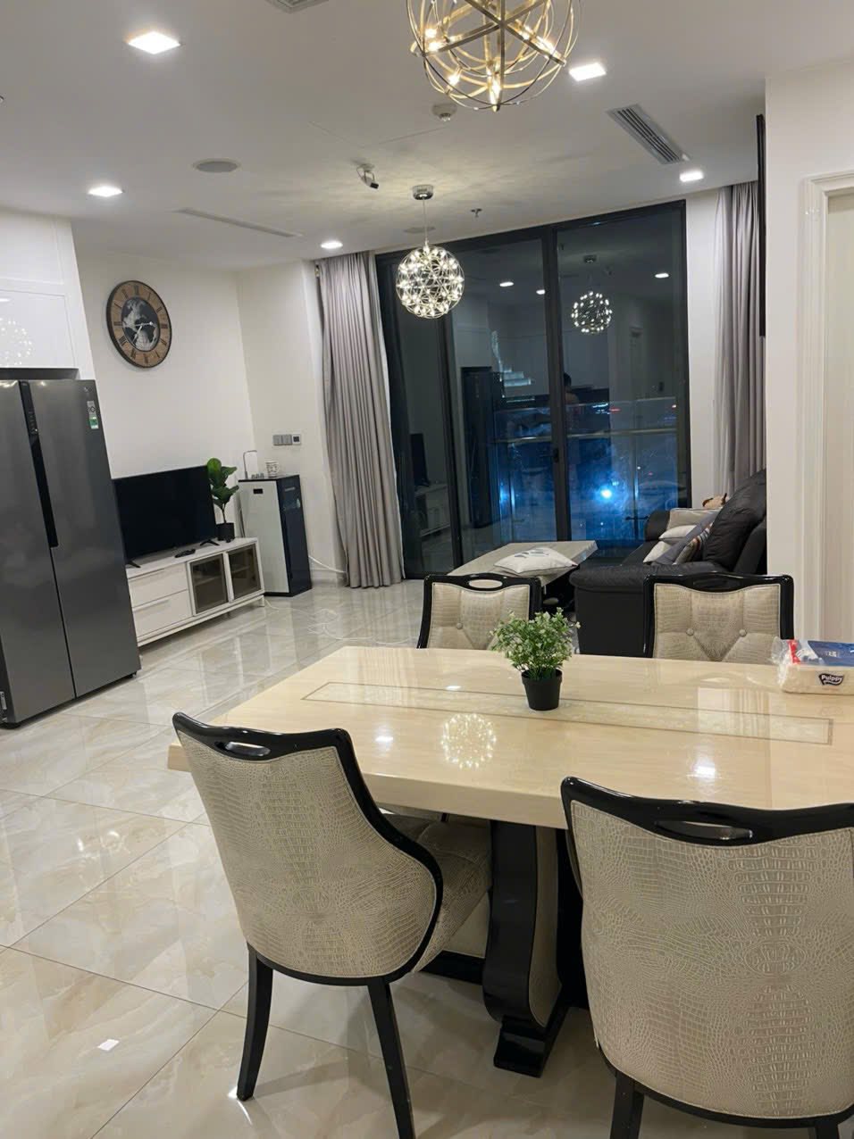 Cho thuê căn hộ Quận 1, căn hộ Vinhomes Golden River, 2PN, 78m2, giá thuê 28 triệu/tháng.