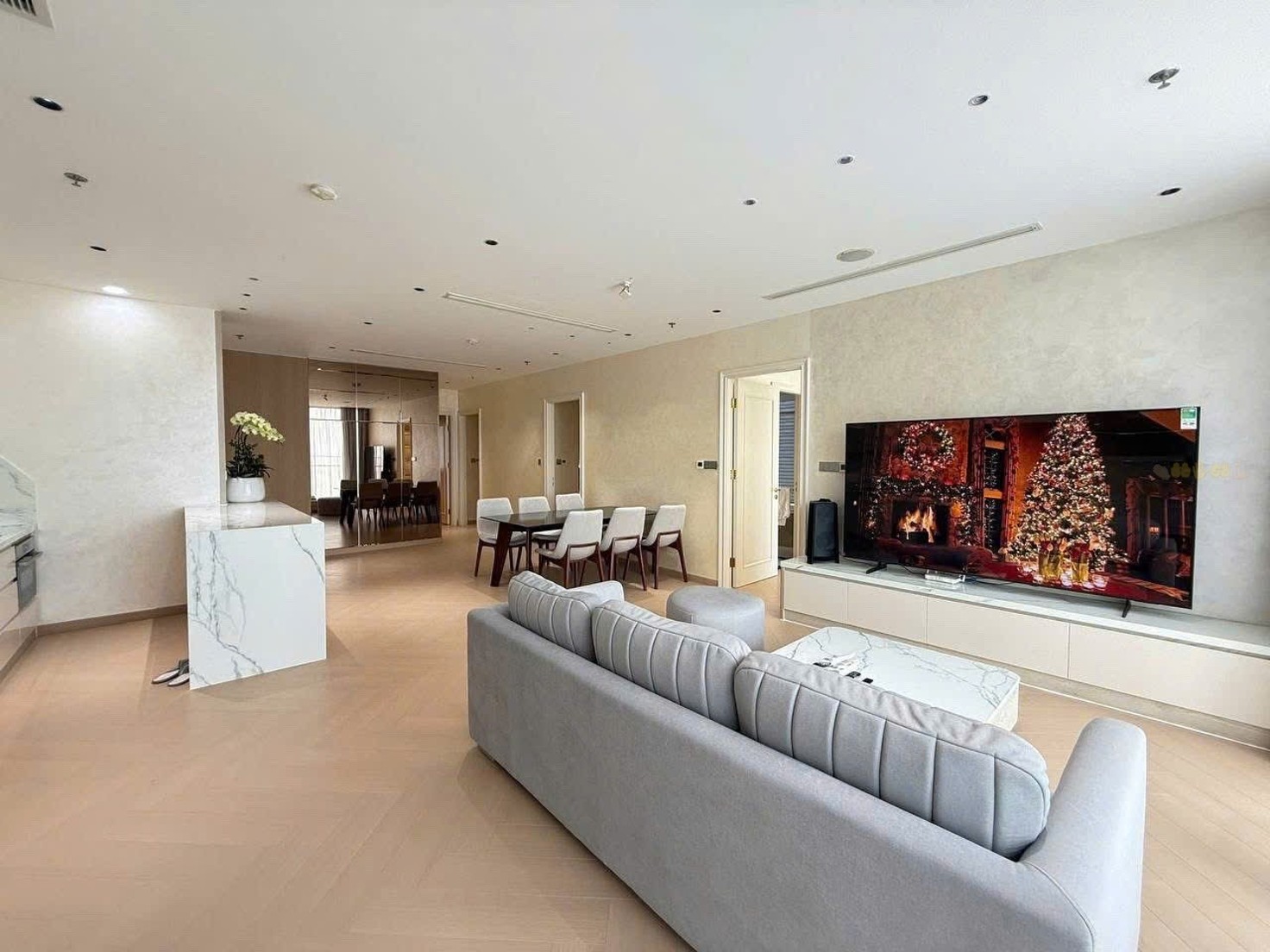 Cho thuê căn hộ Quận 1, căn hộ Vinhomes Golden River, 3PN, 118m2, giá thuê 70 triệu/tháng.