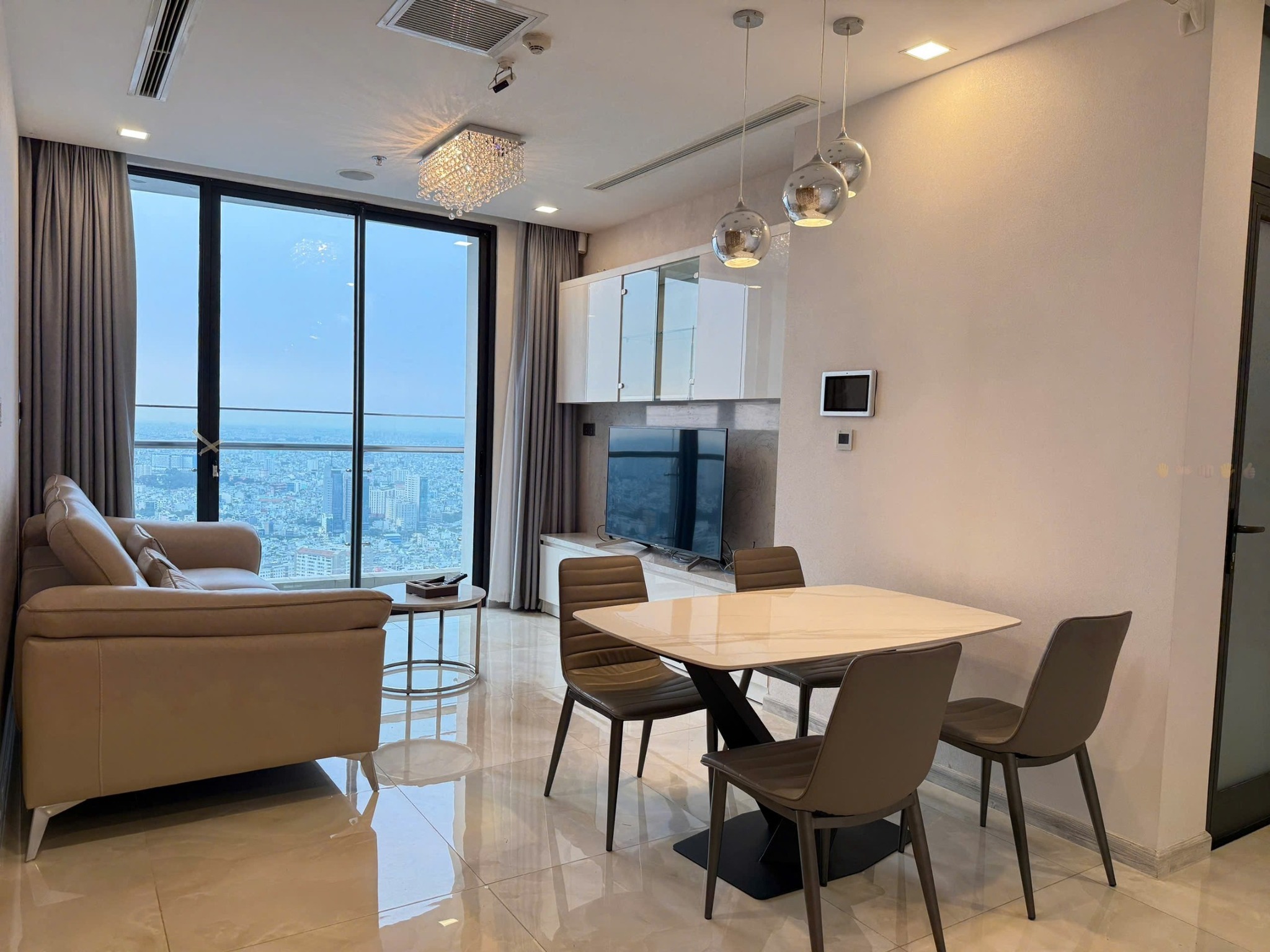 Cho thuê căn hộ Quận 1, căn hộ Vinhomes Golden River, 3PN, 110m2, giá thuê 45 triệu/tháng.