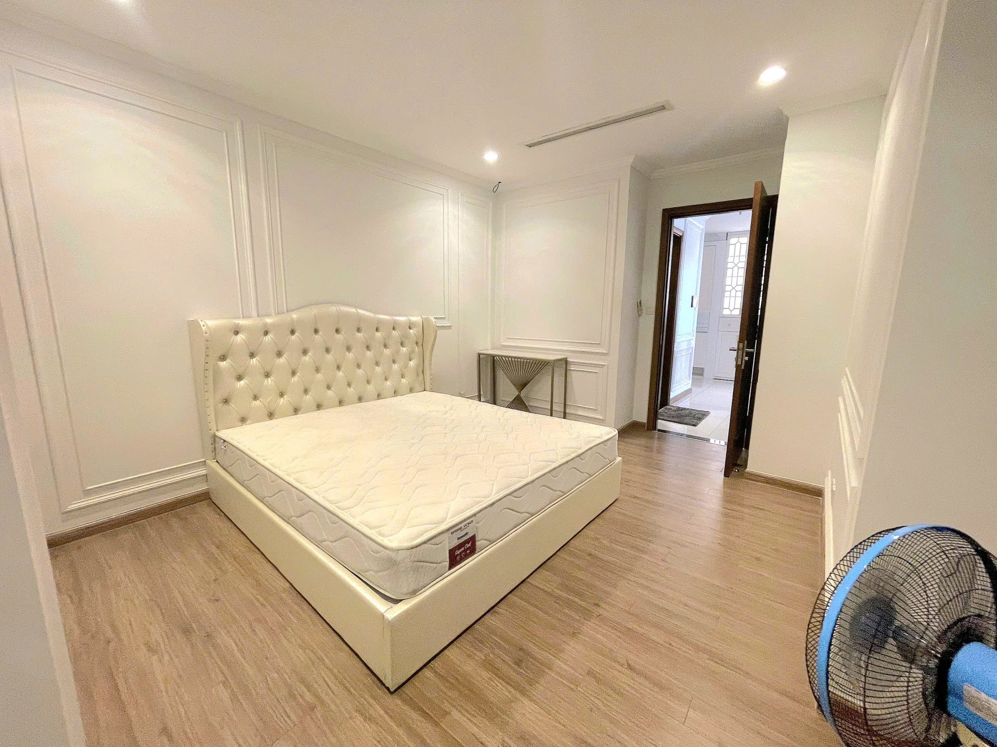 Cho thuê căn hộ Quận 1, căn hộ Vinhomes Golden River, 3PN, 108m2, giá thuê 44 triệu/tháng.