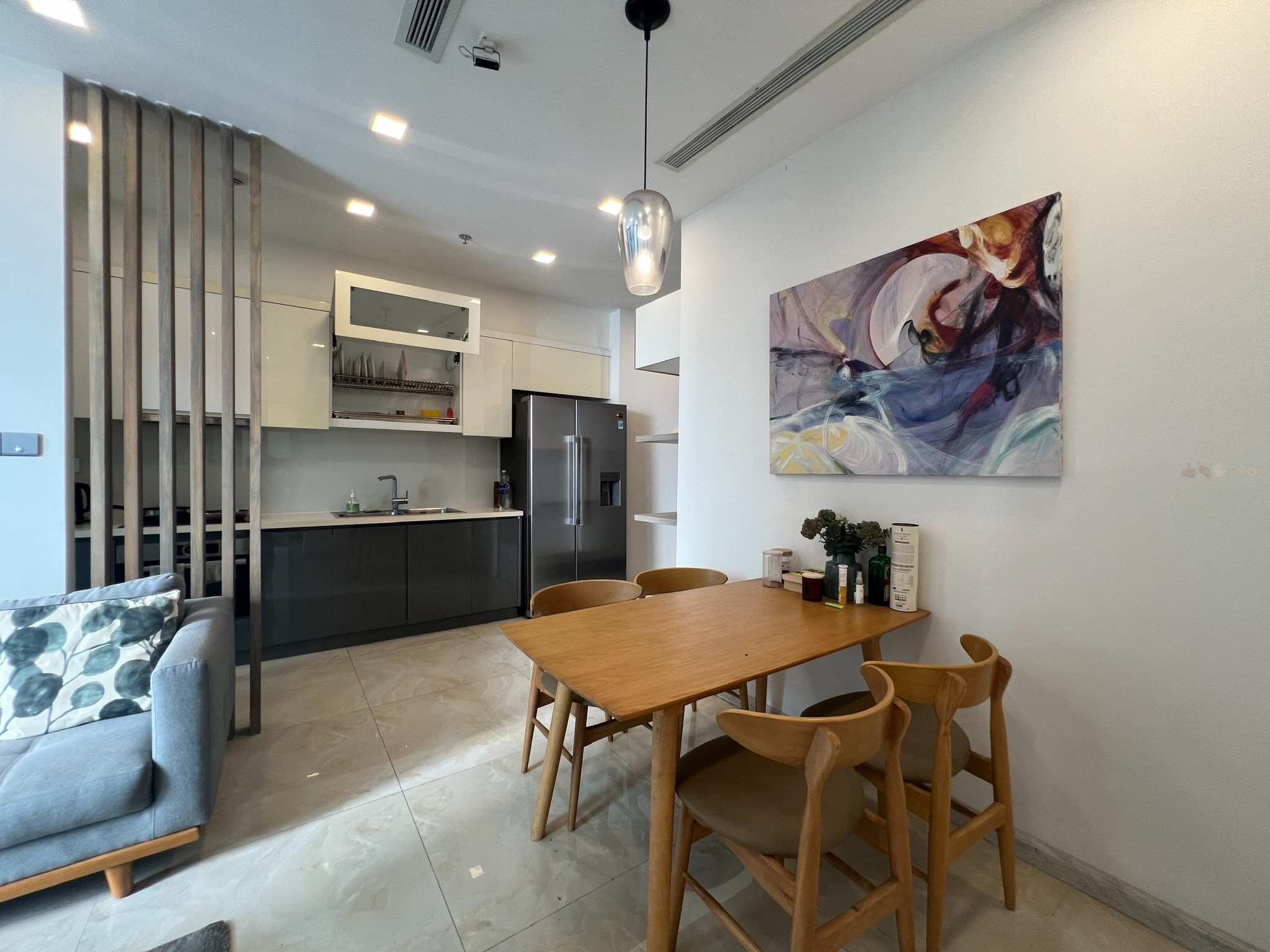 Cho thuê căn hộ Quận 1, căn hộ Vinhomes Golden River, 2PN, 74m2, giá thuê 32 triệu/tháng.