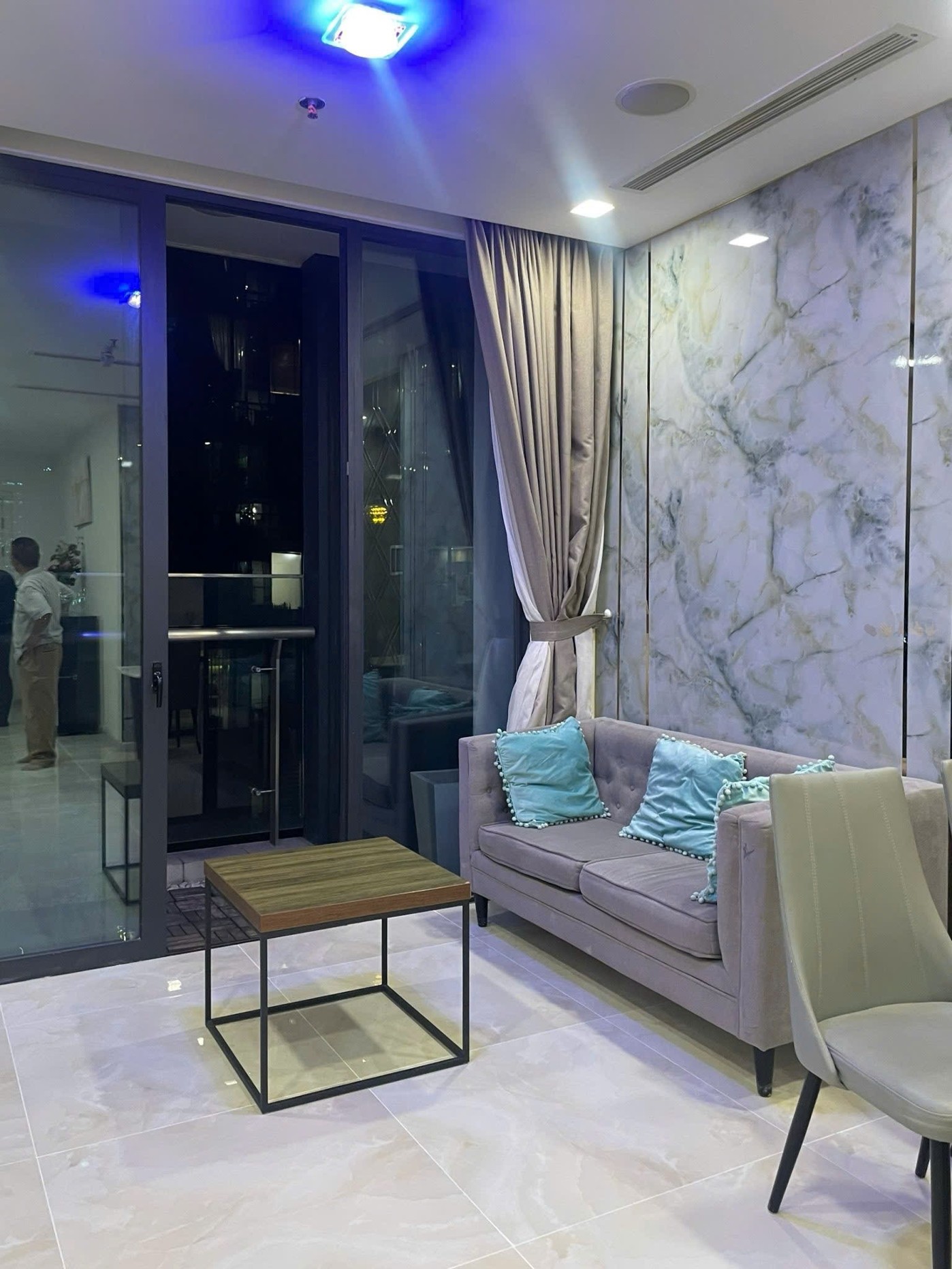 Cho thuê căn hộ Quận 1, căn hộ Vinhomes Golden River, 2PN, 70m2, giá thuê 27 triệu/tháng.