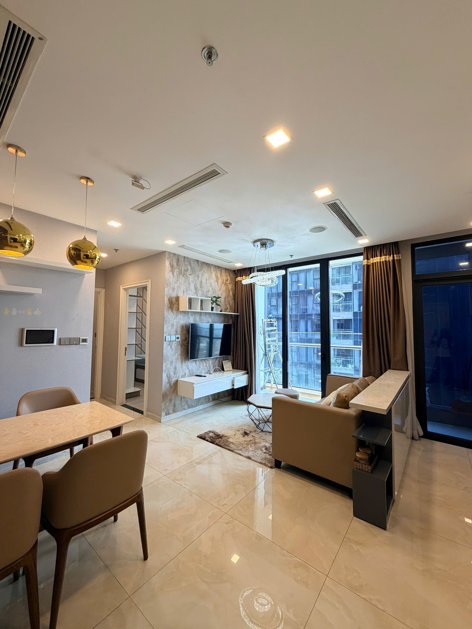 Cho thuê căn hộ Quận 1, căn hộ Vinhomes Golden River, 2PN, 68m2, giá thuê 28 triệu/tháng.