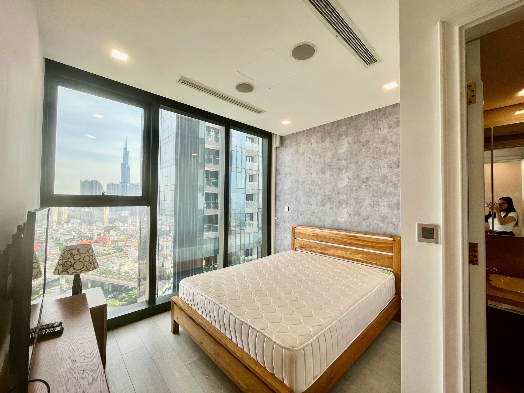 Cho thuê căn hộ Quận 1, căn hộ Vinhomes Golden River, 2PN, 68m2, giá thuê 25 triệu/tháng.