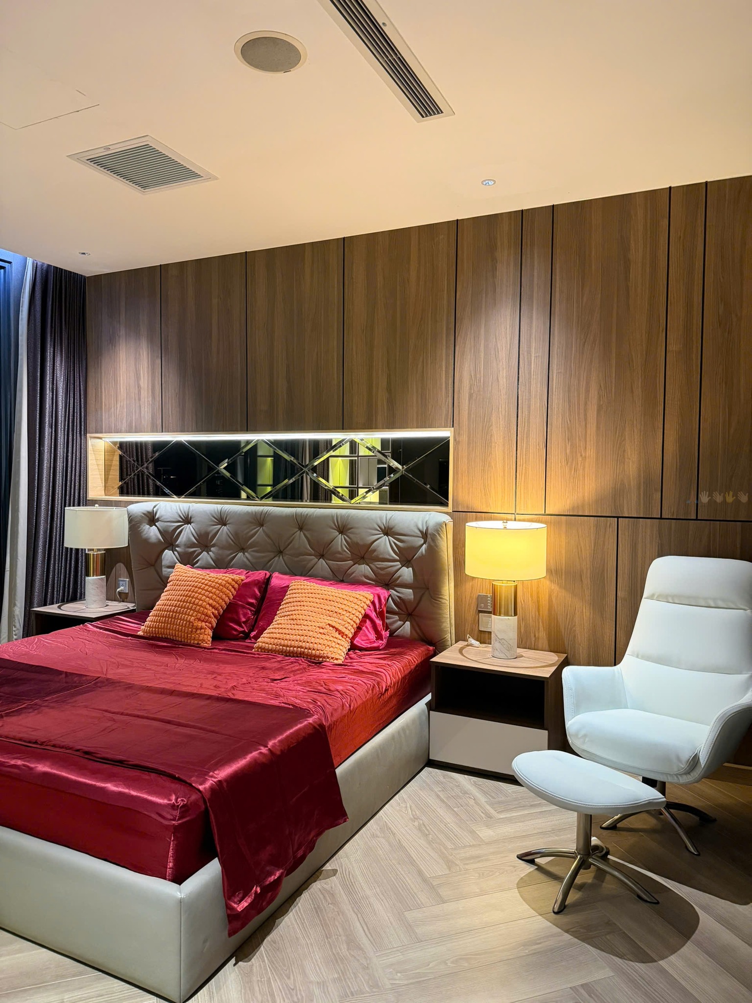 Cho thuê căn hộ Quận 1, căn hộ Vinhomes Golden River, 2PN, 121m2, giá thuê 90 triệu/tháng.