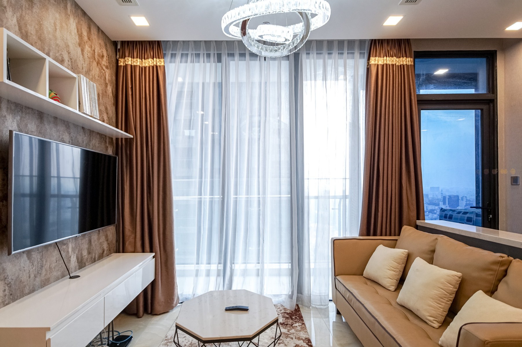 Cho thuê căn hộ Quận 1, căn hộ Vinhomes Golden River, 2PN, 68m2, giá thuê 30 triệu/tháng.