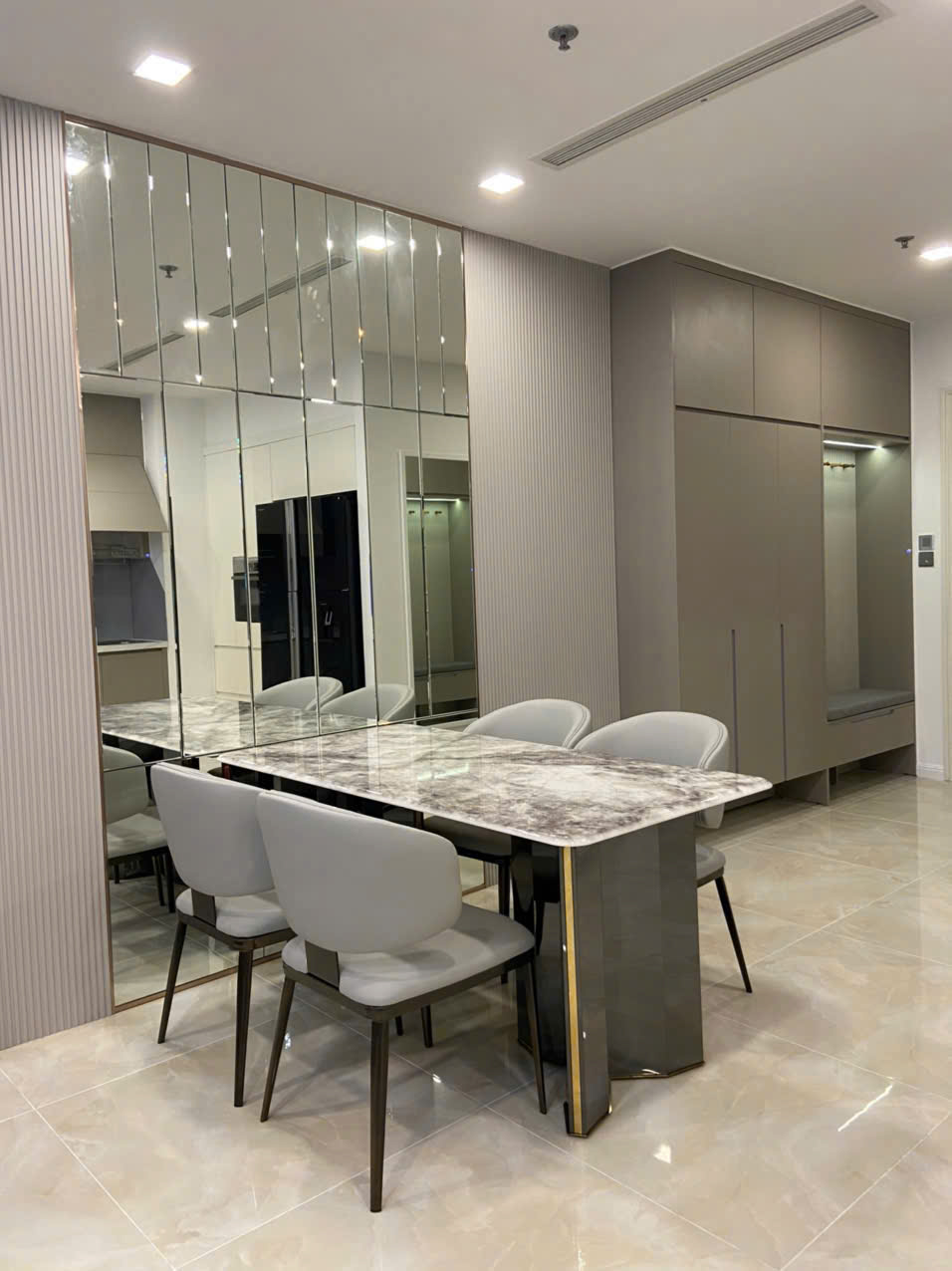 Cho thuê căn hộ Quận 1, căn hộ Vinhomes Golden River, 2PN, 80m2, giá thuê 35 triệu/tháng.
