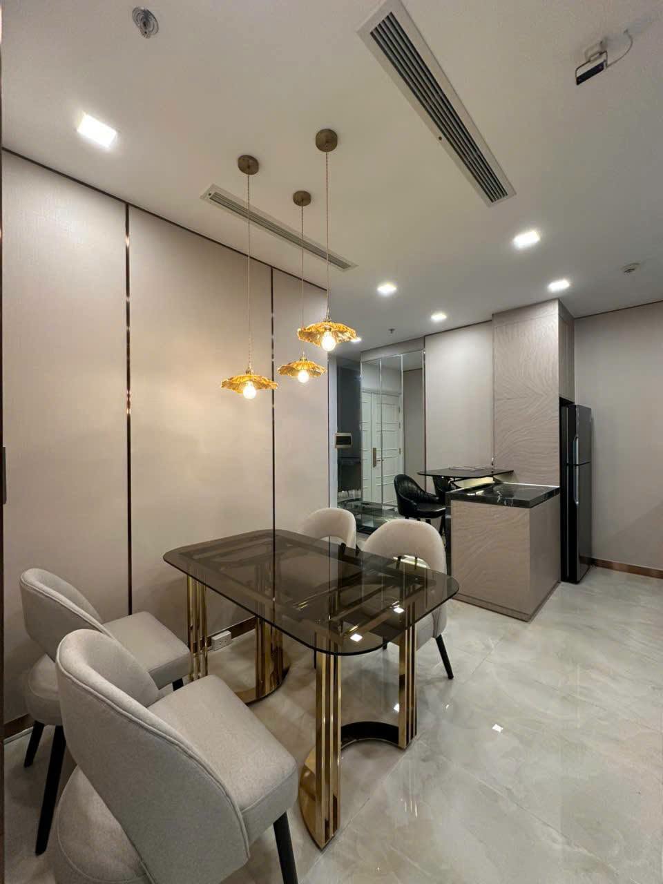 Cho thuê căn hộ Quận 1, căn hộ Vinhomes Golden River, 2PN, 71m2, giá thuê 30 triệu/tháng.