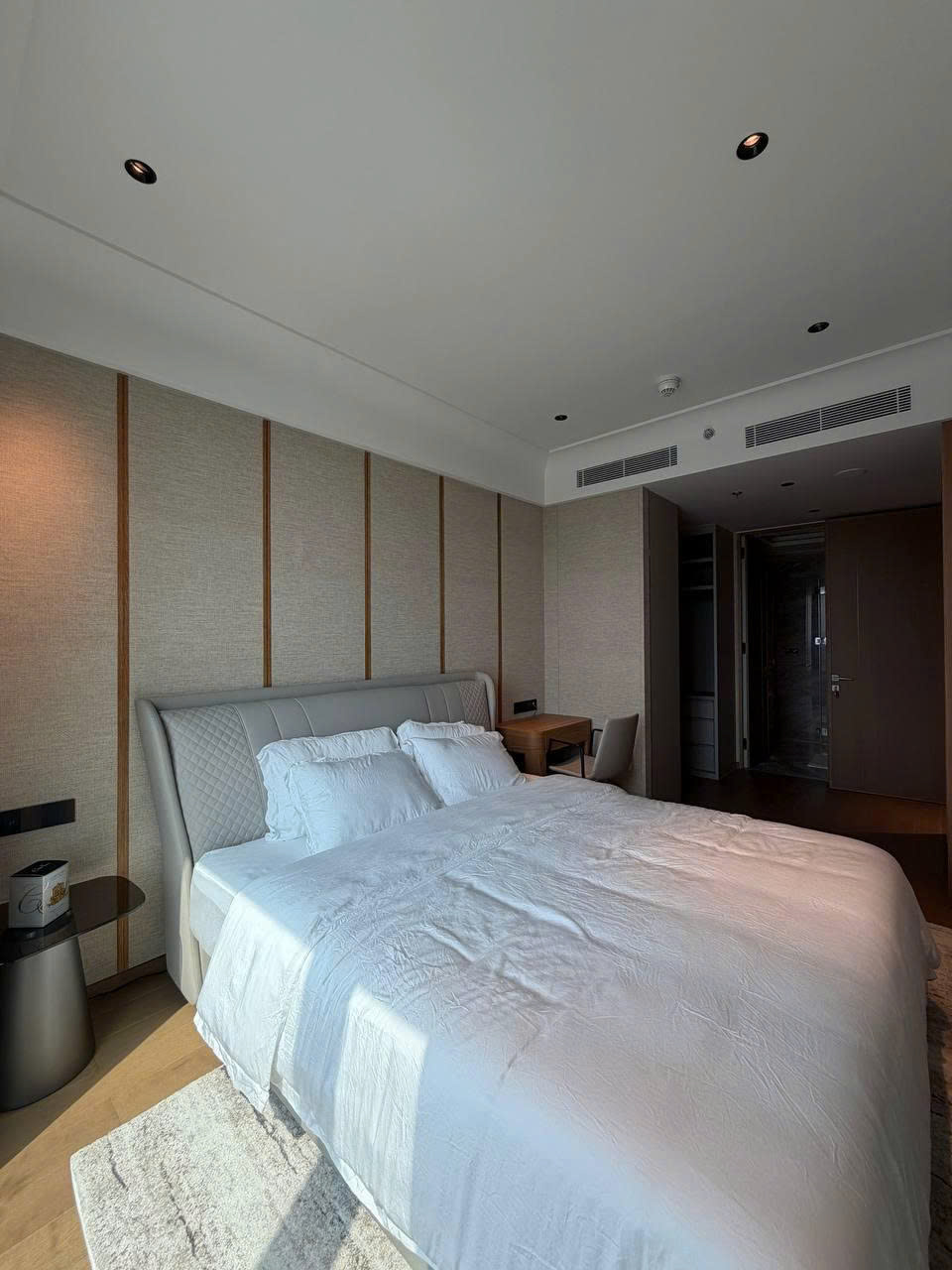 Cho thuê căn hộ Quận 1, căn hộ Grand Marina Saigon, 2PN, 88m2, giá thuê 95 triệu/tháng.