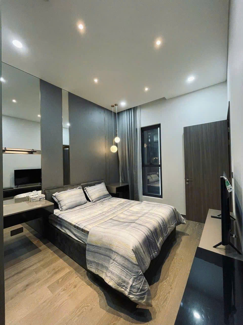 Cho thuê căn hộ Quận 1, căn hộ The Marq, 2PN, 71m2, giá thuê 32 triệu/tháng.