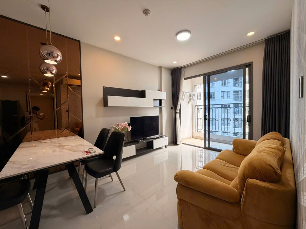 Cho thuê căn hộ Quận 4, căn hộ Saigon Royal, 2PN, 81m2, giá thuê 25 triệu/tháng.